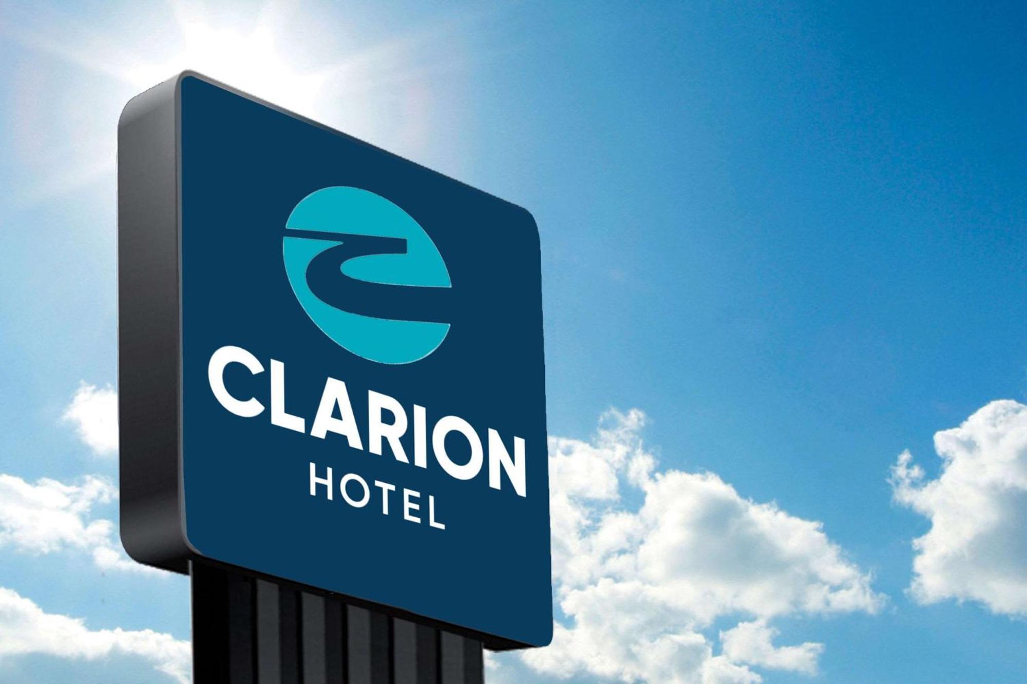 Clarion Inn & Suites Near The Leconte Center Пиджен-Фордж Экстерьер фото